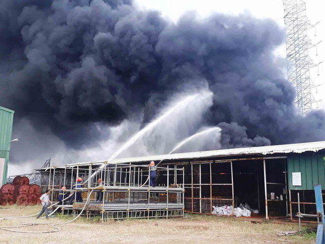 Vũng Tàu: Cháy lớn tại xưởng nhựa, cột khói khổng lồ cao hàng chục mét - Ảnh 4.