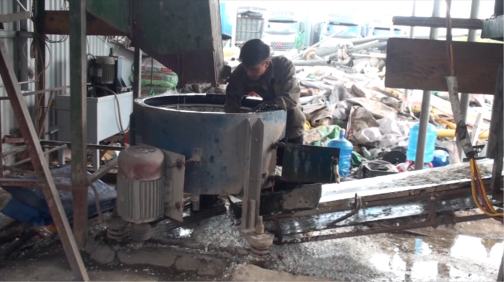 Cơ sở chế nhựa phế phẩm của ông Phạm Cảnh Trung xả ra mỗi trường mỗi ngày trên 3,5 m3 nước độc hại. Ảnh: CAQN
